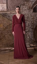Vestido longo com aplicação de renda francesa, em georgete de seda