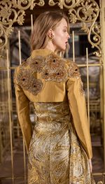 Liseuse de mangas longas, com exclusivo bordado, em tafetá