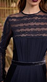 Vestido com aplicação de rendas em tela com toque de seda tarquinada e veludo
