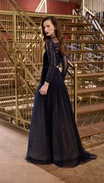 Vestido com aplicação de rendas em tela com toque de seda tarquinada e veludo
