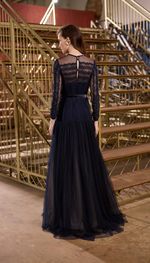 Vestido com aplicação de rendas em tela com toque de seda tarquinada e veludo