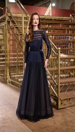 Vestido com aplicação de rendas em tela com toque de seda tarquinada e veludo
