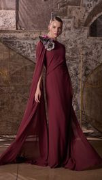 Vestido moulage em georgete de seda  com capa e mangas longas