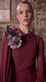 Vestido moulage em georgete de seda  com capa e mangas longas