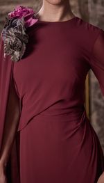Vestido moulage em georgete de seda  com capa e mangas longas