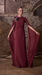 Vestido moulage em georgete de seda  com capa e mangas longas
