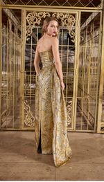  Vestido longo tomara que caia, com pregas na saia, em jacquard italiano