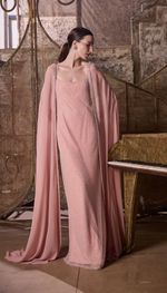 Vestido em tela com capa em georgette de seda, bordado com vidrilhos e cristais