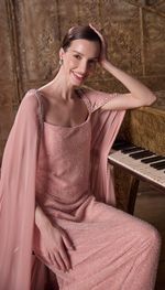 Vestido em tela com capa em georgette de seda, bordado com vidrilhos e cristais
