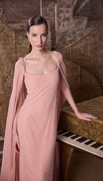 Vestido em tela com capa em georgette de seda, bordado com vidrilhos e cristais