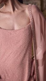 Vestido em tela com capa em georgette de seda, bordado com vidrilhos e cristais