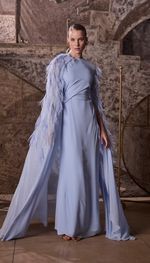 Vestido reto com capa e mangas longas com plumas e bordado