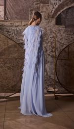 Vestido reto com capa e mangas longas com plumas e bordado