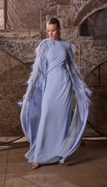 Vestido reto com capa e mangas longas com plumas e bordado