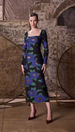 Vestido mídi em jacquard italiano, com aplicações de renda nas laterais