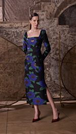 Vestido mídi em jacquard italiano, com aplicações de renda nas laterais