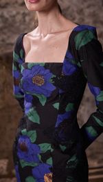 Vestido mídi em jacquard italiano, com aplicações de renda nas laterais
