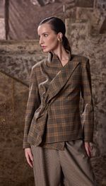 Blazer de alfaiataraia com fechamento lateral assimétrico