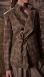 Blazer de alfaiataraia com fechamento lateral assimétrico