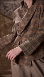 Blazer de alfaiataraia com fechamento lateral assimétrico