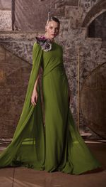 Vestido moulage em georgete de seda  com capa e mangas longas