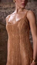 Vestido em tule e tela com aplicações de tiras de renda