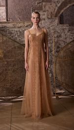 Vestido em tule e tela com aplicações de tiras de renda