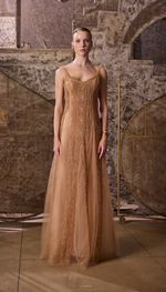 Vestido em tule e tela com aplicações de tiras de renda