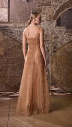 Vestido em tule e tela com aplicações de tiras de renda