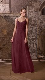 Vestido em tule e tela com aplicações de tiras de renda