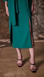 Vestido mídi com acabamento blusado e  botões exclusivos