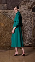 Vestido mídi com acabamento blusado e  botões exclusivos