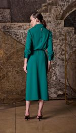 Vestido mídi com acabamento blusado e  botões exclusivos