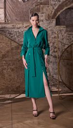 Vestido mídi com acabamento blusado e  botões exclusivos
