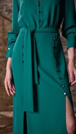 Vestido mídi com acabamento blusado e  botões exclusivos