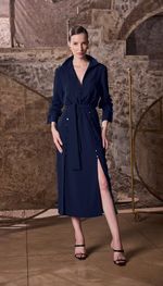 Vestido mídi com acabamento blusado e  botões exclusivos