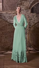  Vestido longo plissado com rendas aplicadas, em chiffon de seda