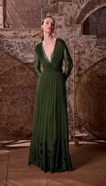  Vestido longo plissado com rendas aplicadas, em chiffon de seda