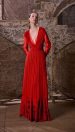  Vestido longo plissado com rendas aplicadas, em chiffon de seda