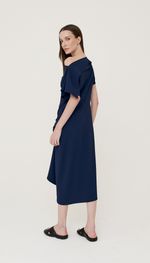 VESTIDO  EM CREPE LEVE COM DECOTE CANOA 