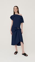VESTIDO  EM CREPE LEVE COM DECOTE CANOA 