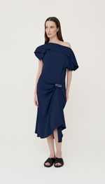VESTIDO  EM CREPE LEVE COM DECOTE CANOA 