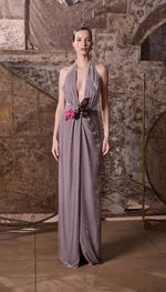 VESTIDO LONGO FRENTE ÚNICA COM DECOTE PROFUNDO, EM VELUDO DE SEDA