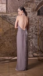 VESTIDO LONGO FRENTE ÚNICA COM DECOTE PROFUNDO, EM VELUDO DE SEDA