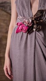 VESTIDO LONGO FRENTE ÚNICA COM DECOTE PROFUNDO, EM VELUDO DE SEDA
