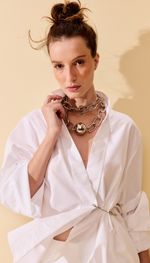 Camisa wrap com detalhe de alfinete banhado em níquel