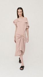 VESTIDO  EM CREPE LEVE COM DECOTE CANOA 