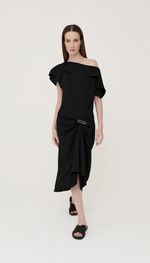 VESTIDO  EM CREPE LEVE COM DECOTE CANOA 