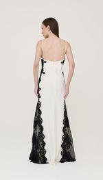 VESTIDO EM CREPE COM APLICAÇÕES DE RENDA