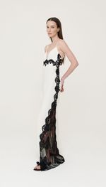 VESTIDO EM CREPE COM APLICAÇÕES DE RENDA